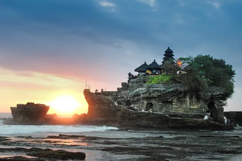Tampilan website Nusa Penida Explorer dengan foto tebing dan laut biru Nusa Penida