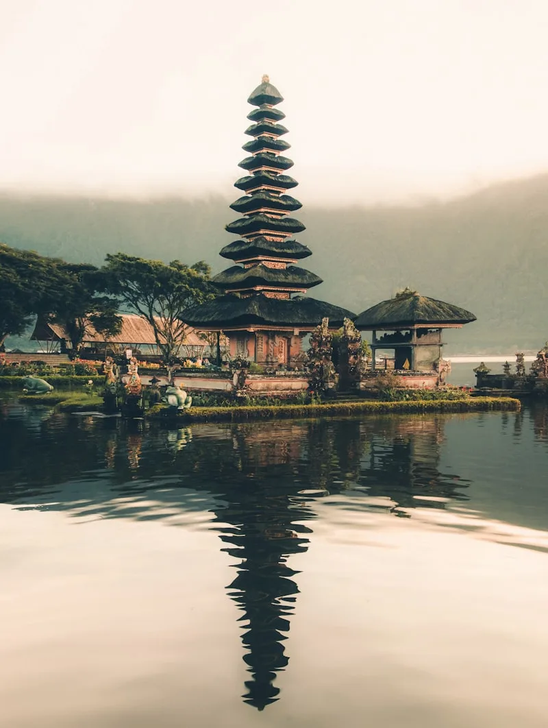 Halaman utama website Bali Sunrise Tour menampilkan pemandangan pantai dan pura di Bali