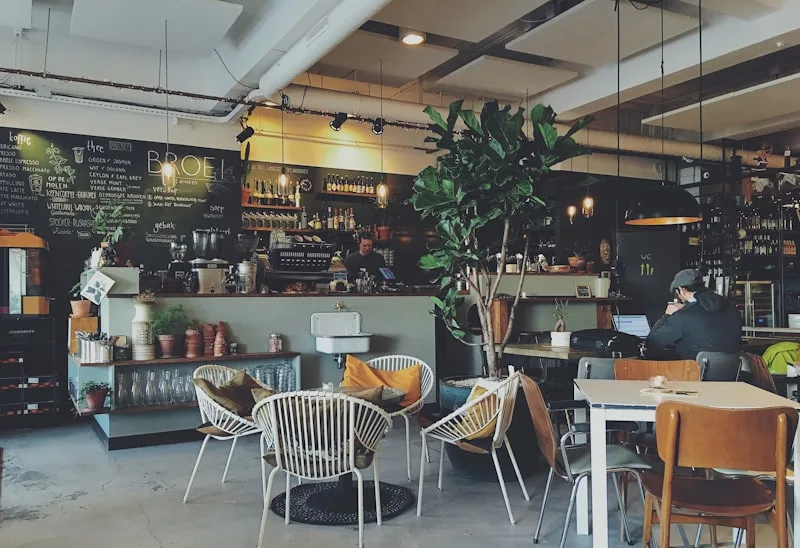 Tampilan website Kopi Ruang Tengah memperlihatkan suasana interior kafe